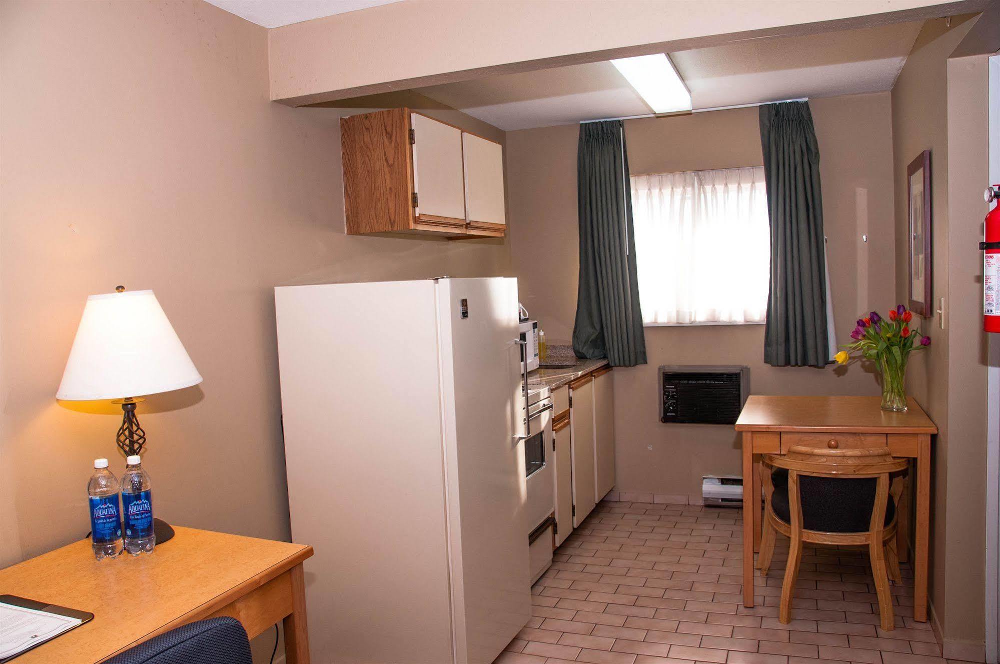 Econo Lodge Inn & Suites Норт Ванкувър Екстериор снимка